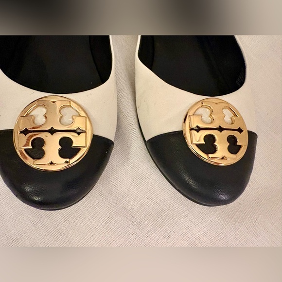 Tory Burch Chelsea Cap-Toe Ballet Flats Ivory Black Gold Logo Leather 8 Like New - Picture 4 of 12